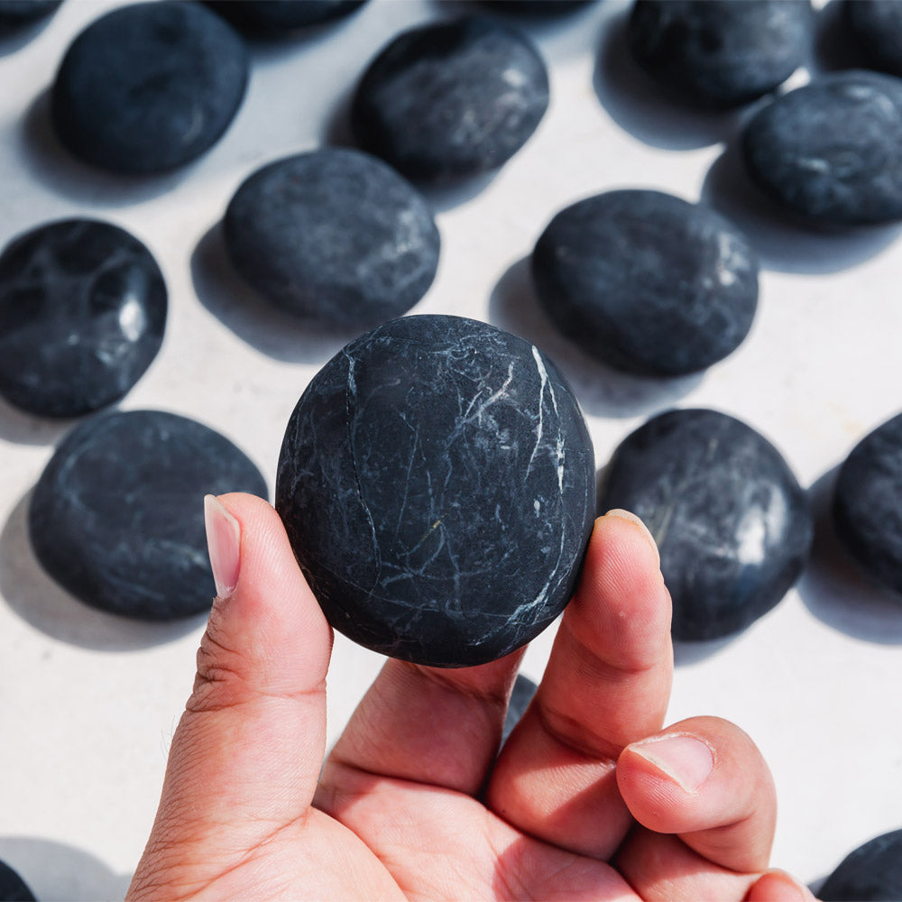 REIKICRYSTAL  Shungite Palm Stone